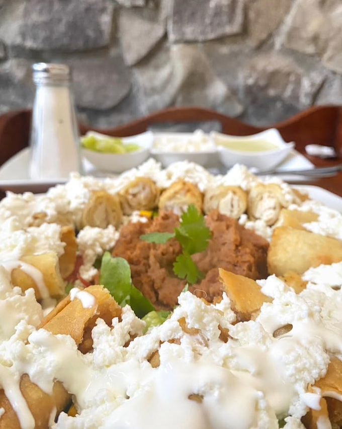 Tazón de Caldo Tlalpeño con aguacate y queso